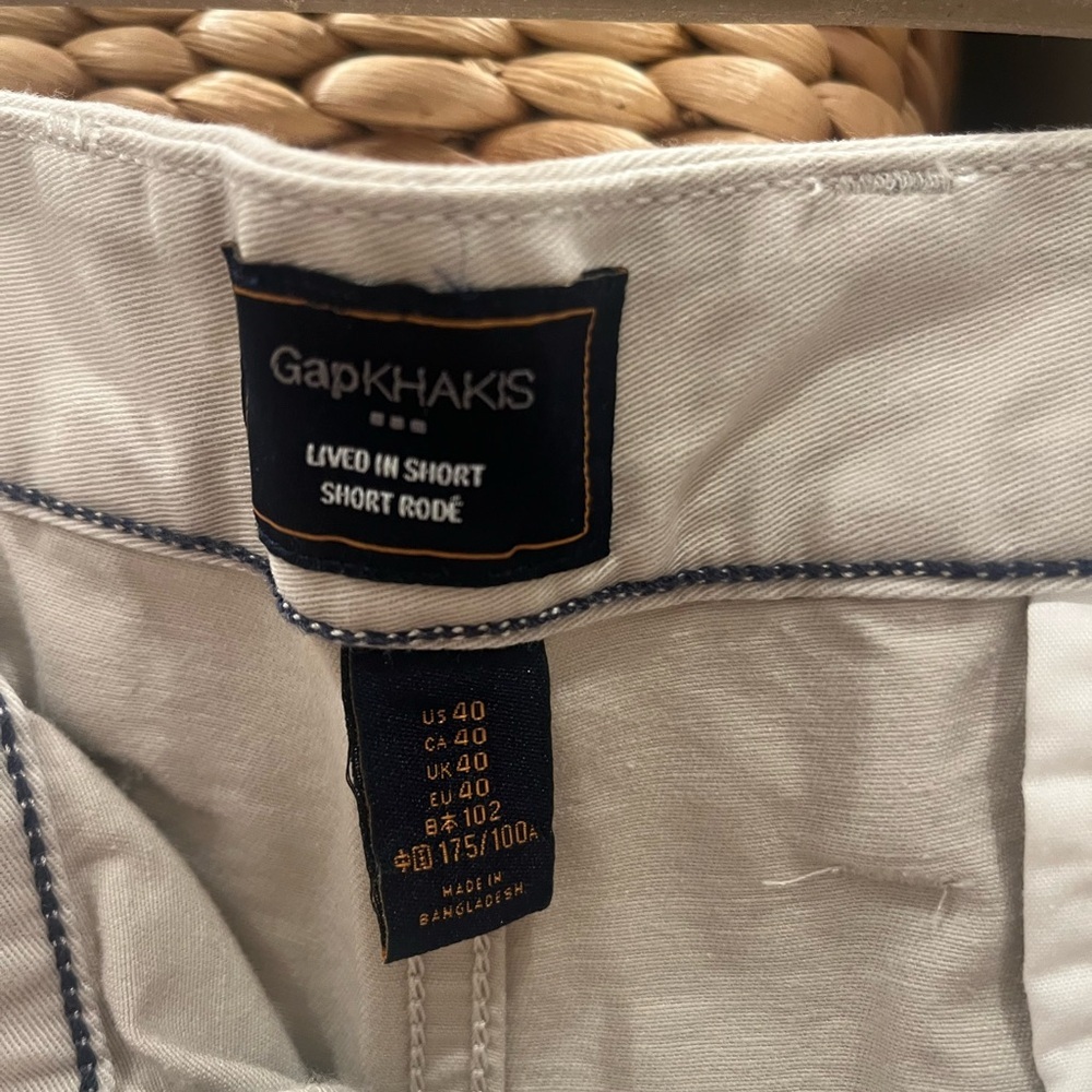 GAP Men's‎ Light Gray Flat Front Shorts - Picture 2 of 6